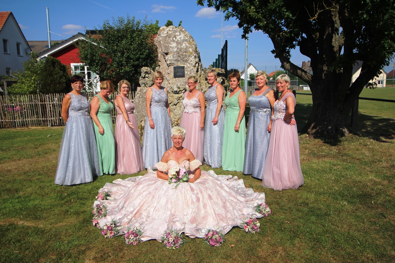 Königin mit Hofdamen_Sonntag_2022